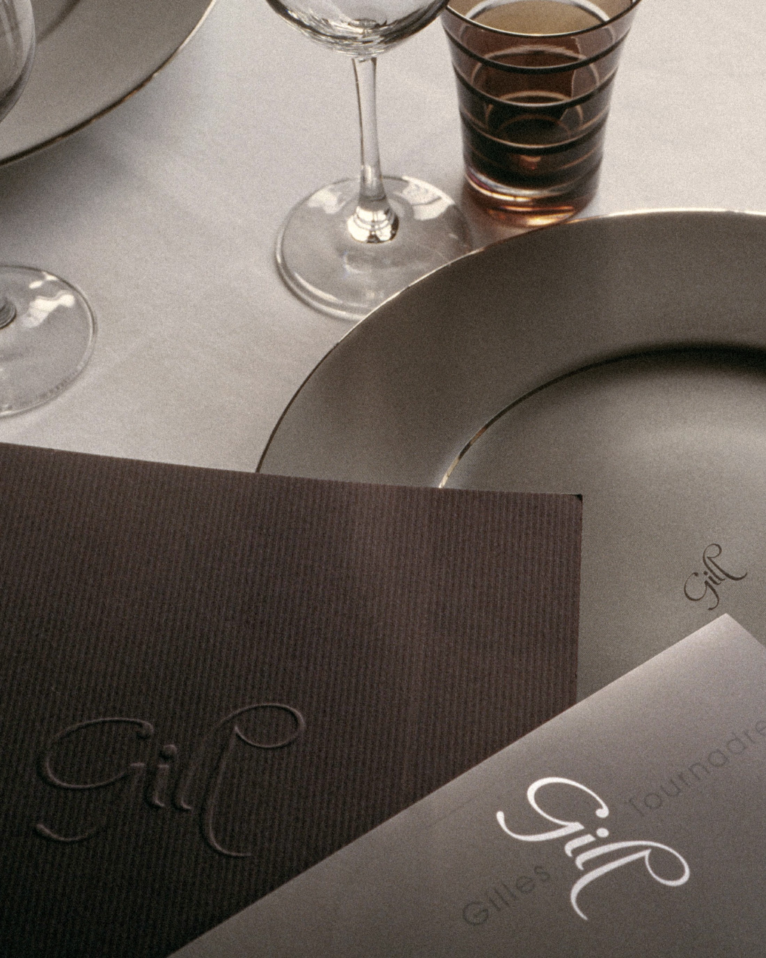 Supports de communication conçus et fabriqués par Piéplu, photographiés sur une table du restaurant Gill à Rouen