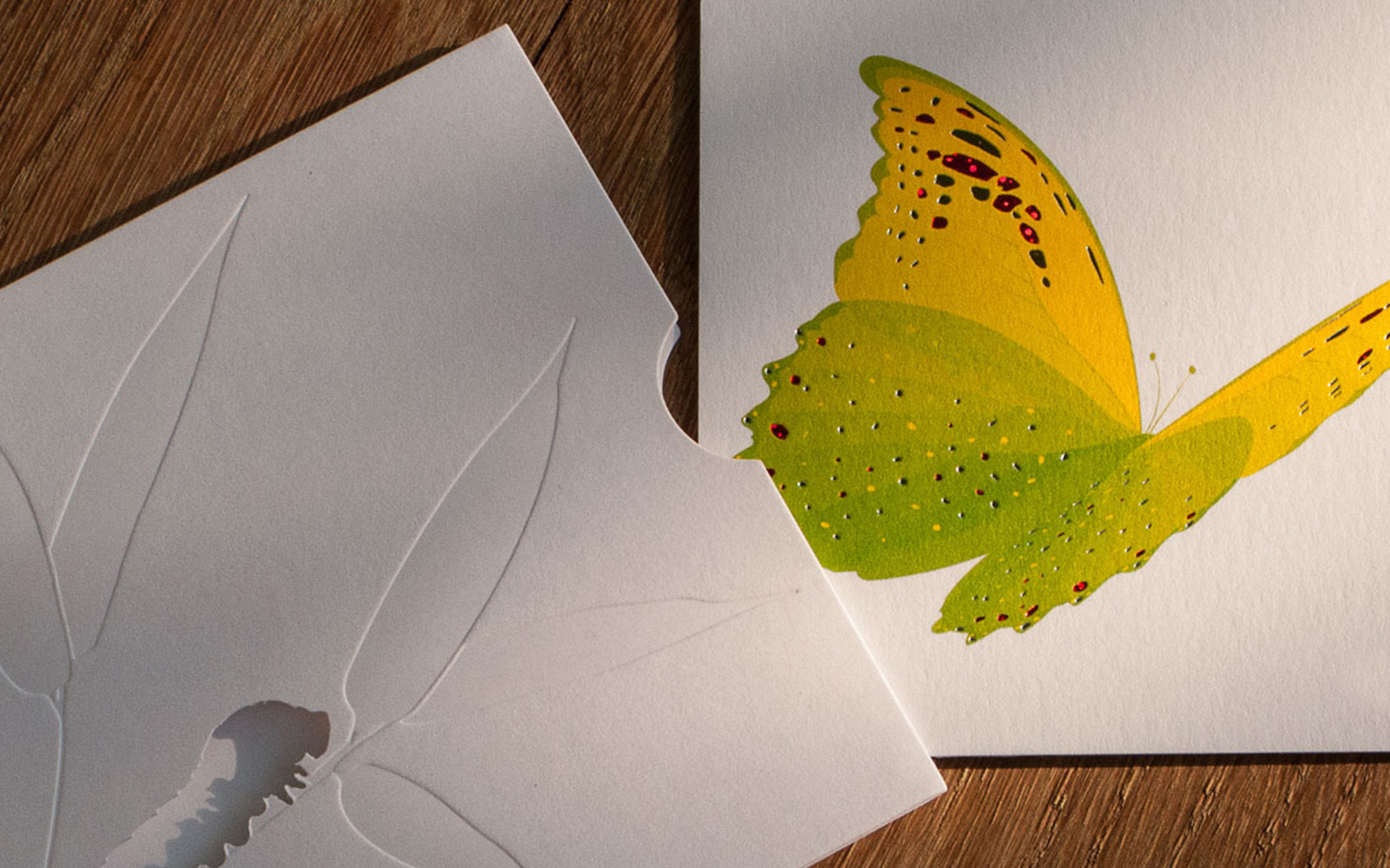 Étui olfactif IDscént avec gaufrage, dorure et découpe en forme de chenille devenant papillon