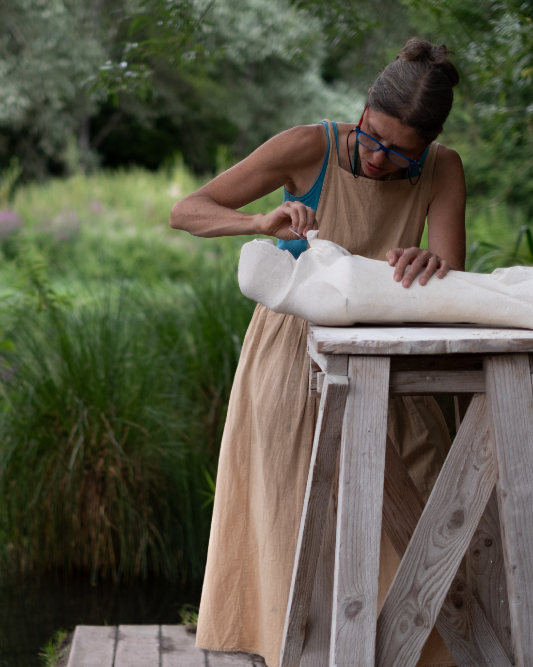 Sculptrice travaillant au bord du plan d’eau d’une abbaye, immersion Piéplu