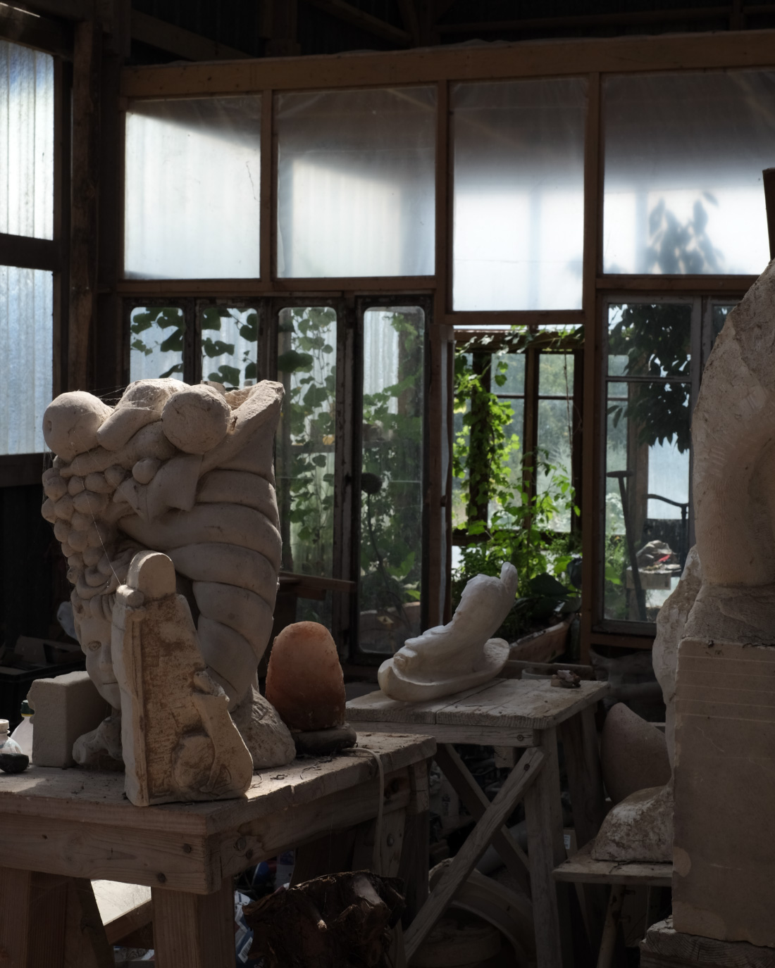 Sculptrice travaillant au bord du plan d’eau d’une abbaye, immersion Piéplu