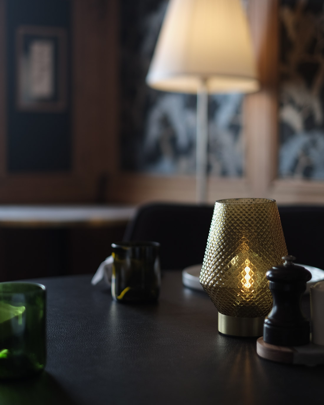 Vue de la salle du restaurant La Table d’Hector à la Bouille, avec sa lampe