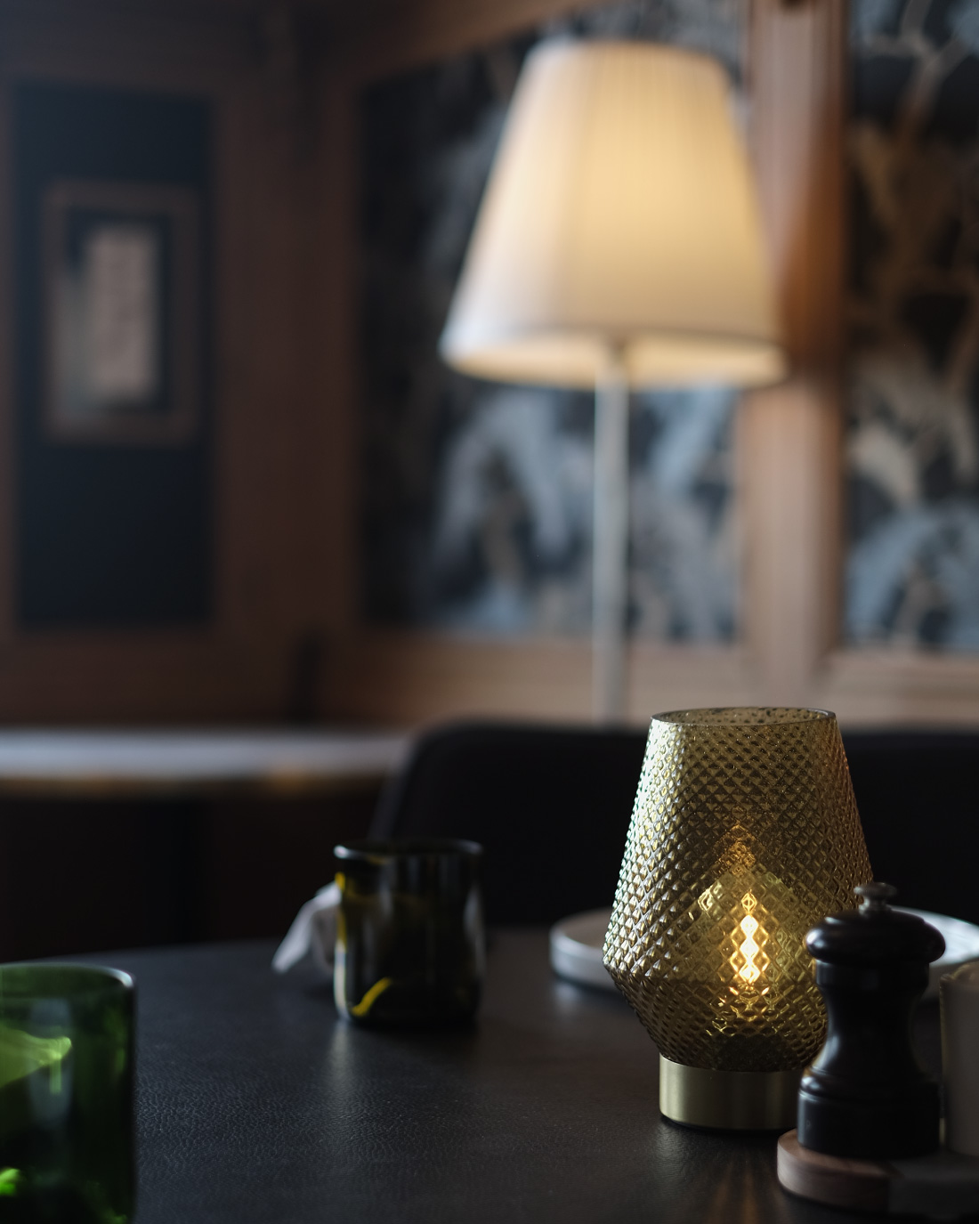 Vue de la salle du restaurant La Table d’Hector à la Bouille, avec sa lampe